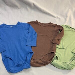 H&M - set of 3 long sleeve organic Infant Bodysuits/onesies - Blue, Brown, Green
